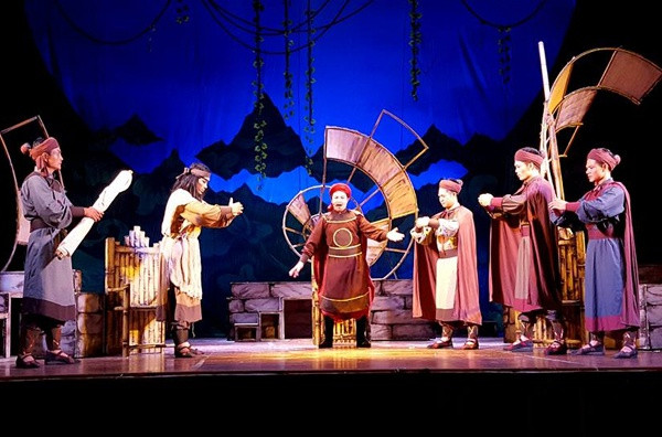 Trước khi trở thành thủ lĩnh của đội quân ăn mày do thám, Phạm Ngũ Thư làm quan dưới triều Trần. Sau khi nhà Trần bị Hồ Quý Ly cướp ngôi, ông cáo quan xuất gia đi tu.