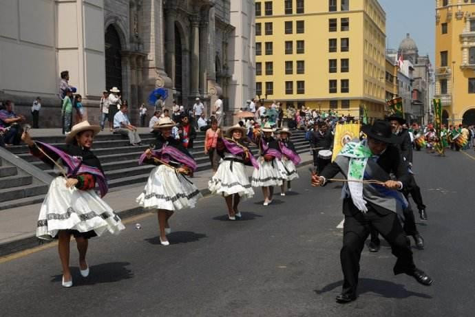 Theo sách giáo khoa Địa lý, Cộng hòa Peru nằm tại vùng Tây Bắc lục địa Nam Mỹ, phía Bắc giáp Ecuaro và Colombia, phía Nam giáp Chile, Đông giáp Brazil và Bolivia, phía Tây giáp biển Thái Bình Dương.