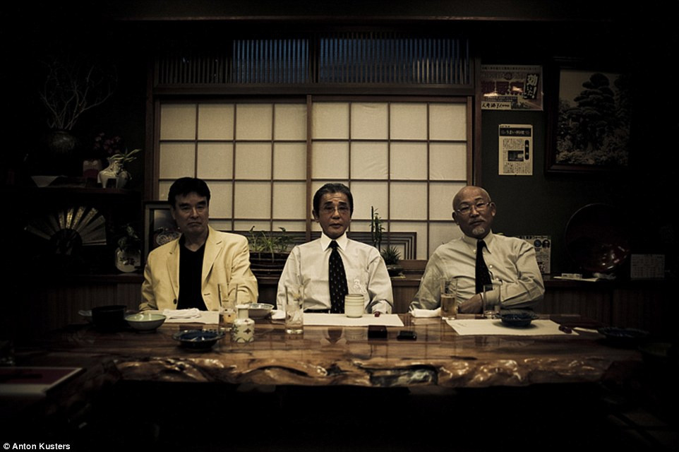 3 nhân vật trong ảnh là nhóm ra mọi quyết định trong một tổ chức xã hội đen ở Nhật Bản. "Oyabun" (cha nuôi) hay "kumicho" (chủ gia đình) lãnh đạo một tổ chức yakuza. Những người gia nhập tổ chức là "kobun" (con nuôi).