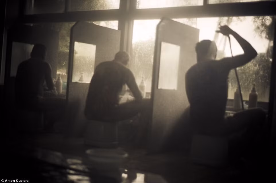 Các thành viên yakuza thường gặp nhau trong nhà tắm công cộng mỗi khi cần thảo luận. Bằng cách này, họ có thể đảm bảo an toàn tính mạng vì tất cả mọi người đều không thể mang vũ khí.