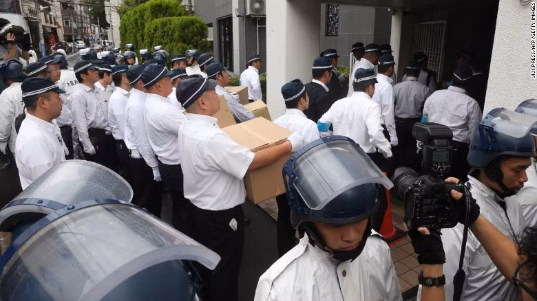 Hàng chục cảnh sát lục soát trụ sở của tổ chức Yamaken-gumi tại thành phố Kobe, Nhật Bản hôm 9/9/2015. CNN dẫn số liệu thống kê của Cảnh sát Quốc gia Nhật Bản vào năm 2015 cho hay, 21 nhóm yakuza đang hoạt động ở xứ sở hoa anh đào với tổng số hơn 53.000 thành viên, trong đó số thành viên của Yamaguchi-gumi vào khoảng 23.400. Tuy nhiên, Daily Mail cho rằng số thành viên yakuza có thể lên tới 100.000. Ảnh: Getty.