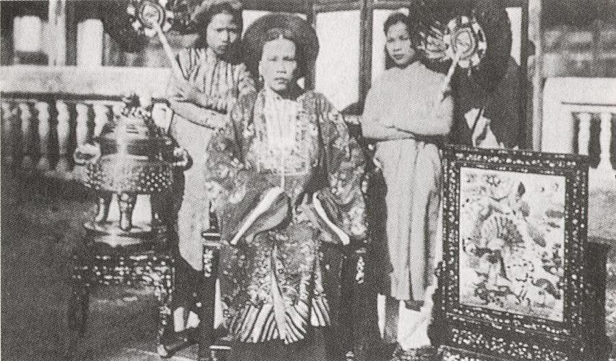 Bà Hồ Thị Hoa, người gốc Biên Hòa (Nam Bộ), từng được phong làm Tá Thiên Nhân hoàng hậu. Bà là mẹ của vua Thiệu Trị - vị vua thứ ba của triều đại nhà Nguyễn, trị vì từ năm 1841-1847.