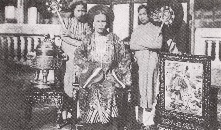 Bà Hồ Thị Hoa, người gốc Biên Hòa (Nam Bộ), từng được phong làm Tá Thiên Nhân hoàng hậu. Bà là mẹ của vua Thiệu Trị - vị vua thứ ba của triều đại nhà Nguyễn, trị vì từ năm 1841-1847.