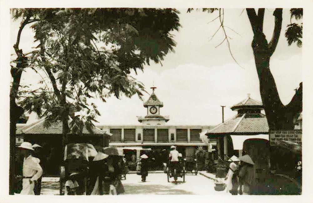 Theo sách "Chín đời chúa, mười ba đời vua triều Nguyễn", chợ Đông Ba ở thành phố Huế ban đầu có tên Đông Hoa. Vì kỵ tên húy của bà Hồ Thị Hoa, vua Gia Long ra lệnh đổi tên thành chợ Đông Ba.