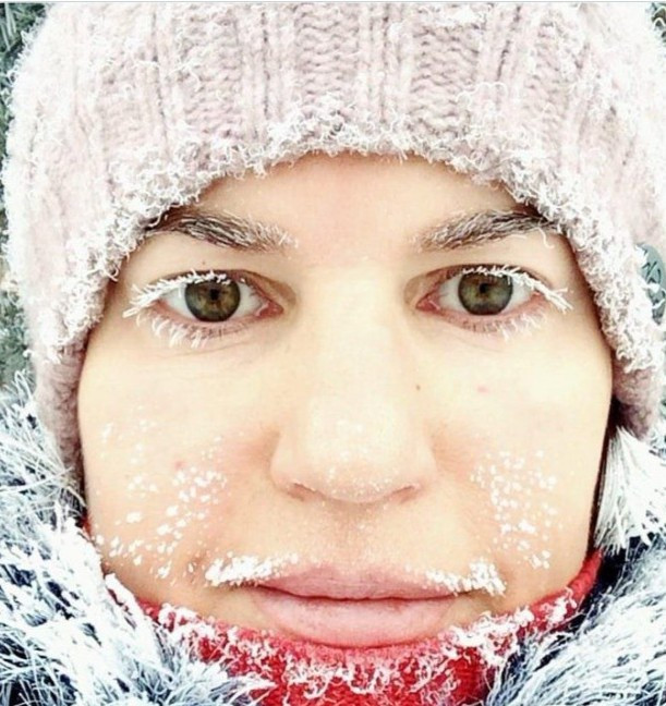 Lông mi, lông mày hay môi của những người thuộc vùng Siberia vẫn thường bị đóng băng vào mùa đông. Katrina, một cô gái địa phương, đã chia sẻ khoảnh khắc hài hước của mình.