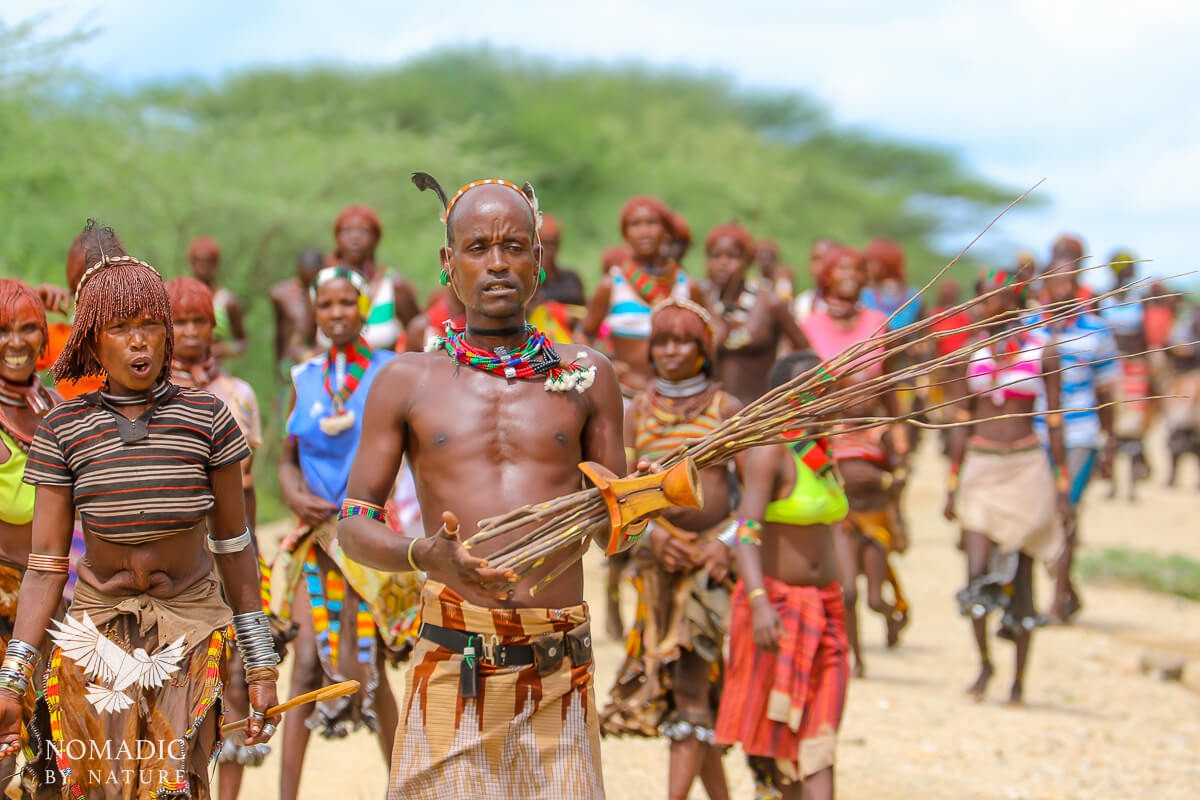 Bên trong thung lũng Omor, phía nam Ethiopia, giáp Kenya và Nam Sudan, một bộ tộc nhỏ khoảng 20.000 người đang sinh sống. Họ là người Hamar - bộ tộc nổi tiếng với truyền thống nhảy bò và giơ lưng chịu đánh. Hai hoạt động này được gọi chung là "Ukui Bula". Ảnh: Nomadic.