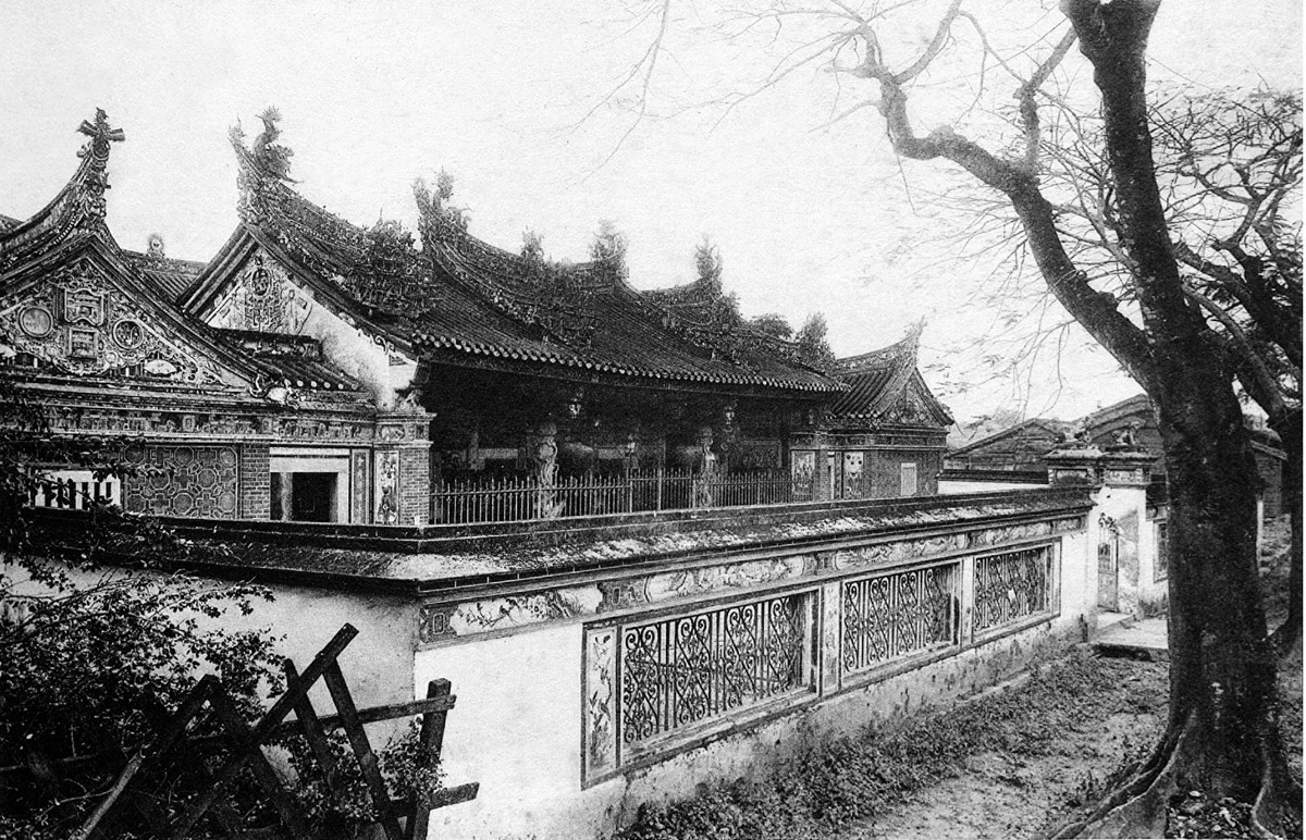 Pierre Dieulefils tham gia quân đội đến Đông Dương lần đầu vào năm 1885, hai năm sau ông về Pháp. Đến 1888, ông quay lại Bắc Kỳ với tư cách một nghệ sĩ nhiếp ảnh. Trong ảnh là một ngôi chùa ở vùng ven Sài Gòn - Chợ Lớn.