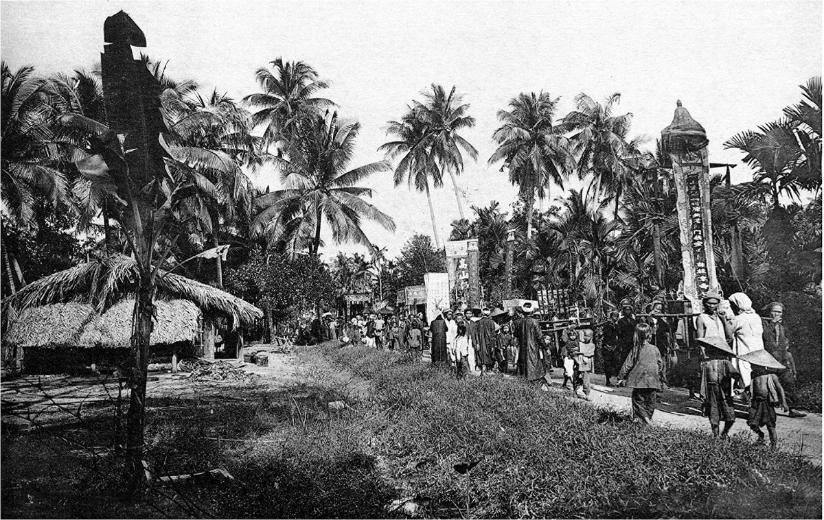 Nhiều nhiếp ảnh gia, nhà nghiên cứu khi tới nước ta đã lưu lại hình ảnh, trang viết về phong tục tập quán; Pierre Dieulefils cũng vậy. Tác giả chụp một đám ma của nhà giàu ở Nam Kỳ hơn 100 năm trước.