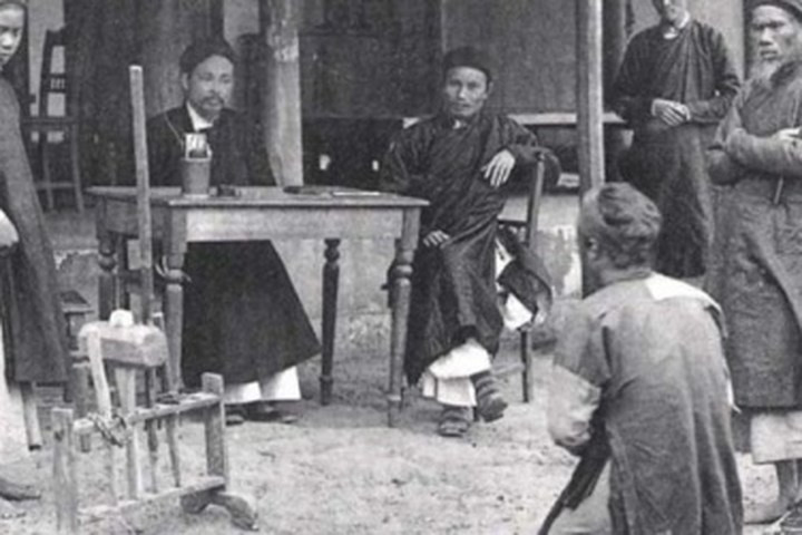 Tháng 5/1823, quan làm việc tại Phủ Nội vụ tên Lý Hữu Diệm lấy trộm hơn một lạng vàng bị phát hiện, đưa ra giữ chợ Đông Ba xử chém cho dân chúng được chứng kiến. 