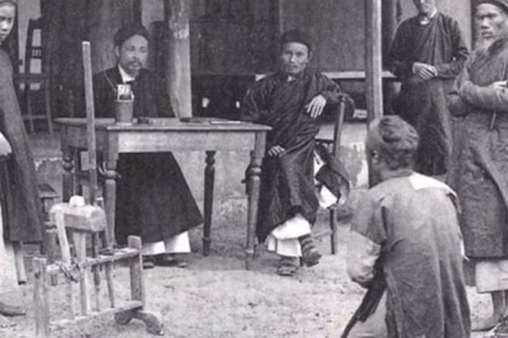 Tháng 5/1823, quan làm việc tại Phủ Nội vụ tên Lý Hữu Diệm lấy trộm hơn một lạng vàng bị phát hiện, đưa ra giữ chợ Đông Ba xử chém cho dân chúng được chứng kiến. 