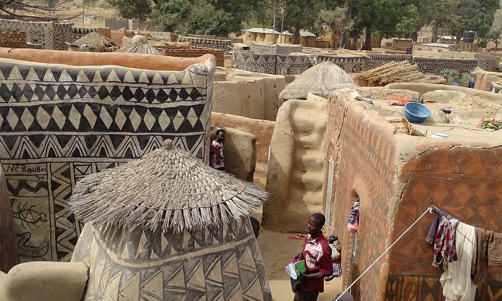 Cá sấu và rắn trườn bò khắp nơi hay các sinh vật bơi trong vì sao, Mặt Trăng... là hình ảnh quen thuộc trên những bức tường quanh ngôi làng Tiebele ở Burkina Faso, một quốc gia vùng Tây Phi. Nghệ thuật và kiến trúc sống động mang đến diện mạo riêng cho ngôi làng và khiến nơi đây trở thành điểm du lịch đáng ghé thăm nhất ở Burkina Faso. Ảnh: Gretel.