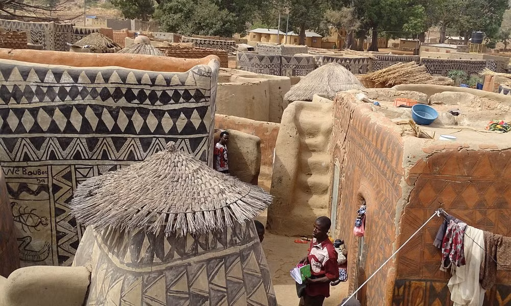 Cá sấu và rắn trườn bò khắp nơi hay các sinh vật bơi trong vì sao, Mặt Trăng... là hình ảnh quen thuộc trên những bức tường quanh ngôi làng Tiebele ở Burkina Faso, một quốc gia vùng Tây Phi. Nghệ thuật và kiến trúc sống động mang đến diện mạo riêng cho ngôi làng và khiến nơi đây trở thành điểm du lịch đáng ghé thăm nhất ở Burkina Faso. Ảnh: Gretel.