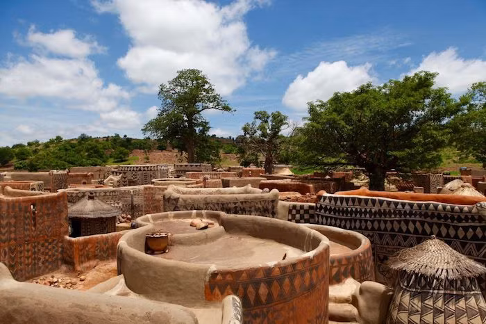 Bên trong những bức tường là nhà ở, đường xây bằng vật liệu như đất sét, gỗ, rơm và phân bò. Giờ đây, bùn và gạch cùng đá bắt đầu được sử dụng trong thi công. Theo truyền thống, nhà của người Kassena không xây trên móng mà được dựng thẳng đứng từ mặt đất. Tuy nhiên, việc xây dựng nhà ở của họ đã có sự thay đổi. Nhiều ngôi nhà mới có móng đá và xây từ gạch bùn. Ảnh: Medium.