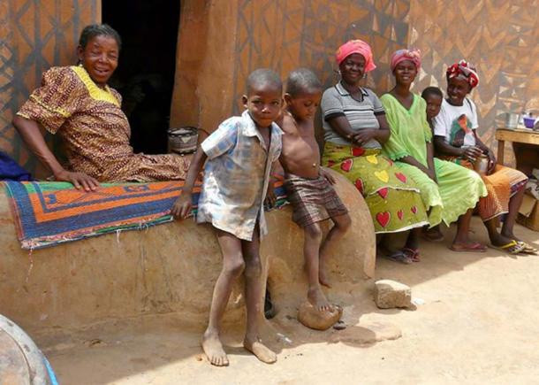 Ngôi làng Tiebele vẫn được bảo tồn bởi cộng đồng cư dân, do đó các công trình vẫn trong tình trạng nguyên bản. Tuy nhiên, ngôi làng độc đáo này đang phải đối mặt với nhiều thách thức như thiên tai, đô thị hóa hay sức ảnh hưởng của du lịch văn hóa. Dù mang lại doanh thu lớn, việc ngày càng đông du khách tới đây đang đặt việc bảo tồn làng vào thế khó. Ảnh: Rita Willaert.