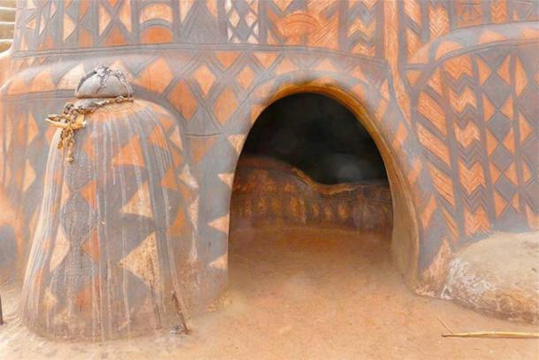 Thiết kế của những ngôi nhà truyền thống này chịu ảnh hưởng từ tầm quan trọng của việc phòng thủ. Nhiều ngôi nhà được xây theo xu hướng tăng cường khả năng bảo vệ người sinh sống, từ cả những mối nguy hiểm tự nhiên lẫn sự xâm lăng của kẻ thù. Ví dụ, nhà thường không có cửa sổ, chỉ có một vài lỗ nhỏ để đón nắng. Bên cạnh đó, cửa nhà thường nhỏ, cao dưới một mét để cái nắng thiêu đốt không lọt vào trong, cũng như kẻ thù sẽ gặp khó khăn hơn khi tấn công. Ảnh: Rita Willaert.