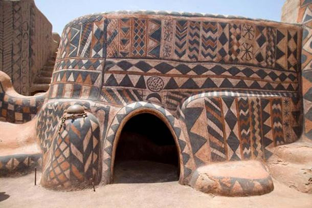 Mỗi căn nhà tại Tiebele đều có kiểu vẽ trang trí tường khác biệt, độc nhất. Việc sơn họa tiết trên nhà cửa được xem là hoạt động cộng đồng và được phụ nữ thực hiện. Nhiều nguyên liệu dễ kiếm được sử dụng làm màu sơn như màu đen lấy từ than, trong khi màu nâu lấy từ đất sét màu. Họa tiết được vẽ lên sau khi nhà đã xây xong. Ảnh: SIWLL.