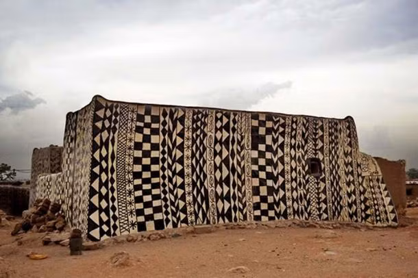 Tù trưởng của tộc người Kassena có nơi ở riêng trong làng, được gọi là Dinh Hoàng gia Tiebele. Toàn bộ khuôn viên được xây và trang trí theo phong cách truyền thống trên diện tích khoảng 1,2 ha dưới chân một ngọn đồi. Quần thể Dinh Hoàng gia được bao bọc bởi tường rào và chỉ có một cổng chính nằm phía tây nam. Ảnh: SIWLL.