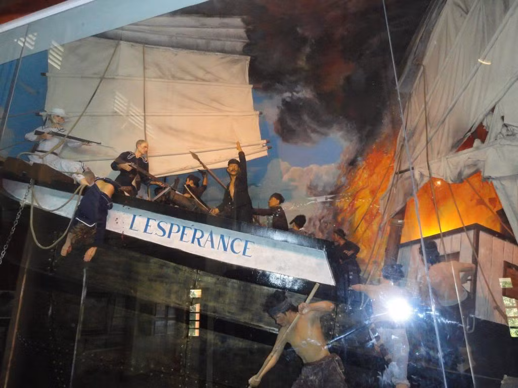 Theo sách "Lịch sử Việt Nam", hai chiến công lừng lẫy của Nguyễn Trung Trực gồm đốt cháy tàu L’Espérance (tàu Hy vọng) của Pháp trên vàm sông Nhật Tảo (Nhựt Tảo) ngày 10/12/1861 và trận đánh diệt đồn Rạch Giá ngày 16/6/1868.