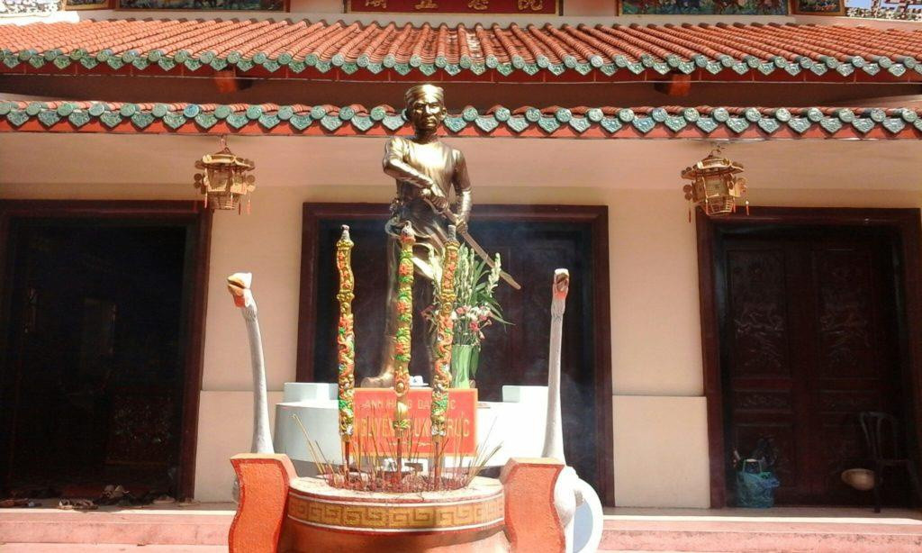 Ông là con trưởng trong gia đình có tám anh em. Lúc nhỏ, ông hiếu động, thích học võ, lớn lên là người khỏe mạnh, giỏi võ nghệ, can đảm, mưu lược.