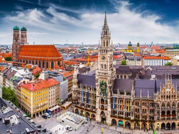 Thủ phủ của bang Bavaria là thành phố München (tiếng Anh là Munich). Theo World Atlas, đây là thành phố lớn thứ 3 tại Cộng hòa Liên bang Đức sau Berlin và Hamburg. Thành phố Munich có diện tích hơn 310 km2, dân số hơn 1,4 triệu người.