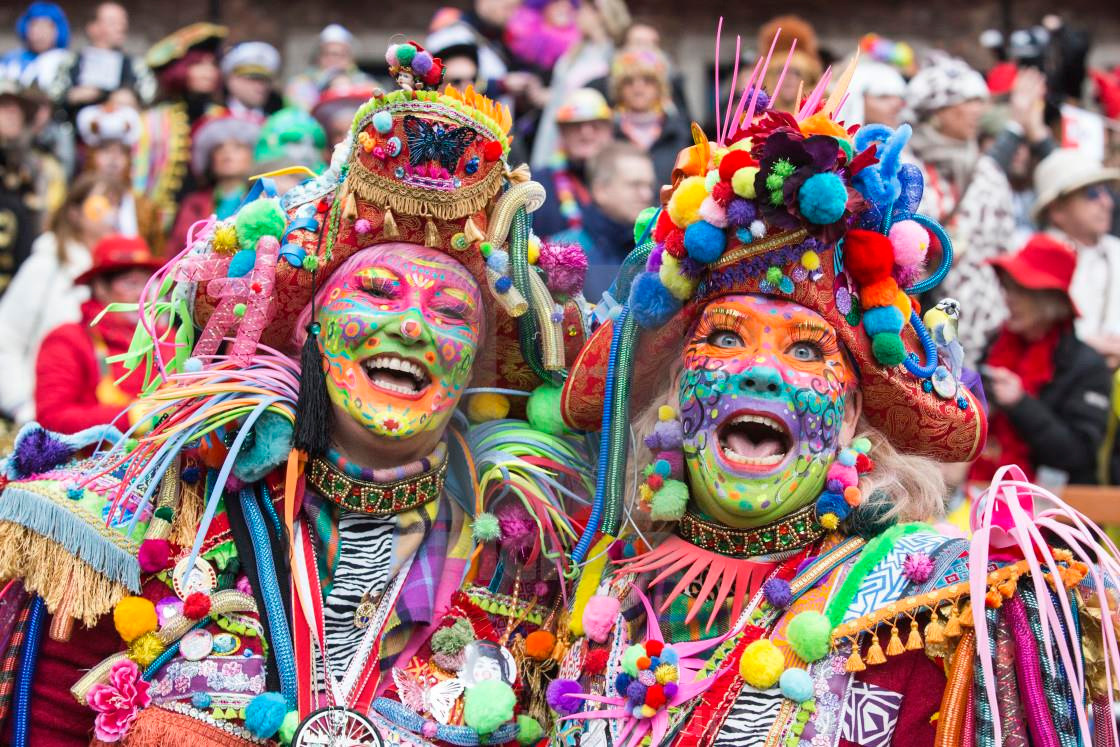 Ngày thứ hai hoa hồng (tiếng Đức là Rosenmontag) là lễ hội hóa trang truyền thống hàng năm ở Đức trong ngày 20/2, thu hút số lượng lớn du khách từ các nơi trên thế giới. Du khách có thể tham dự các cuộc diễu hành trên đường phố, các hình nộm được tạo thành từ giấy bồi, mô tả hình dáng của nhân vật nổi tiếng.