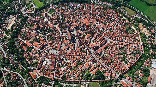 Nordlingen là thị trấn nhỏ đậm nét cổ xưa ở huyện Donau-Ries, Bavaria, Đức. Điều đặc biệt là thị trấn này được bao phủ bởi lớp kim cương lấp lánh ước tính lên tới 72.000 tấn.