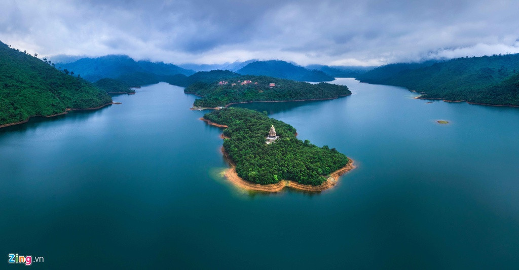 Theo Atlas Địa lý Việt Nam, các đỉnh núi cao trong dãy núi Trường Sơn Nam gồm: Ngọc Linh (2.598 m), cao nhất Nam Trường Sơn và hơn 10 ngọn khác cao trên 1.200 m cùng thuộc khối núi Ngọc Linh như: Ngọc Krinh (2.025 m), Kon Ka Kinh (1.761 m), Vọng Phu (2.051 m), Chư Yang Sin (2.405 m), Bon Non (1.692 m), Chư Braian (1.865 m), M'non Lanlen (1.623 m), M'non Pantar (1644 m) và nhiều đỉnh khác.