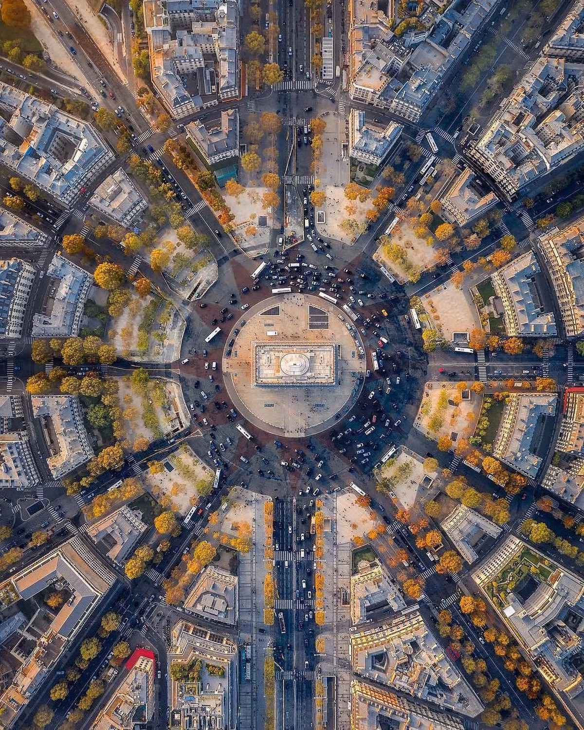  Khải Hoàn Môn Arc De Triomphe (Pháp): Paris là một trong những thành phố quy hoạch độc đáo nhất thế giới. Tiêu biểu cho kiểu quy hoạch này phải kể đến Khải Hoàn Môn Arc De Triomphe. Đây không chỉ là công trình mang tính biểu tượng, hút khách ghé thăm mà còn là nơi giao nhau của 12 đại lộ. Ảnh: Pinterest.