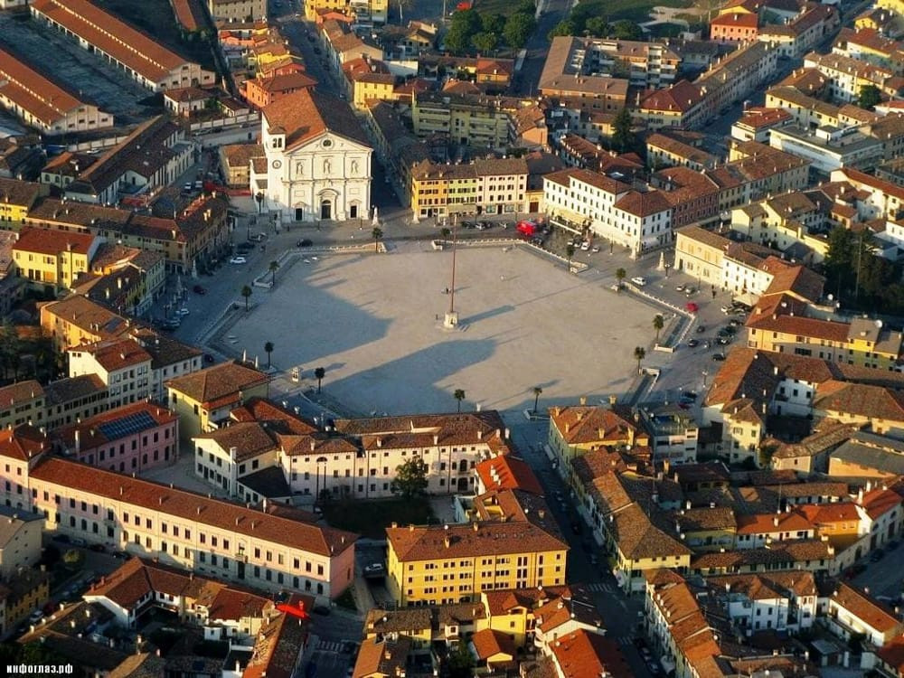 Bố cục đối xứng xuyên tâm của Palmanova mở rộng từ một hình lục giác ở trung tâm, các con đường thẳng xung quanh dẫn đến mỗi góc của nó. Quần thể được bao bọc bởi một vành đai kép các công trình quân sự hình ngôi sao. Ngày nay, có khoảng 5.000 người sinh sống ở đây. Ảnh: Onliner.