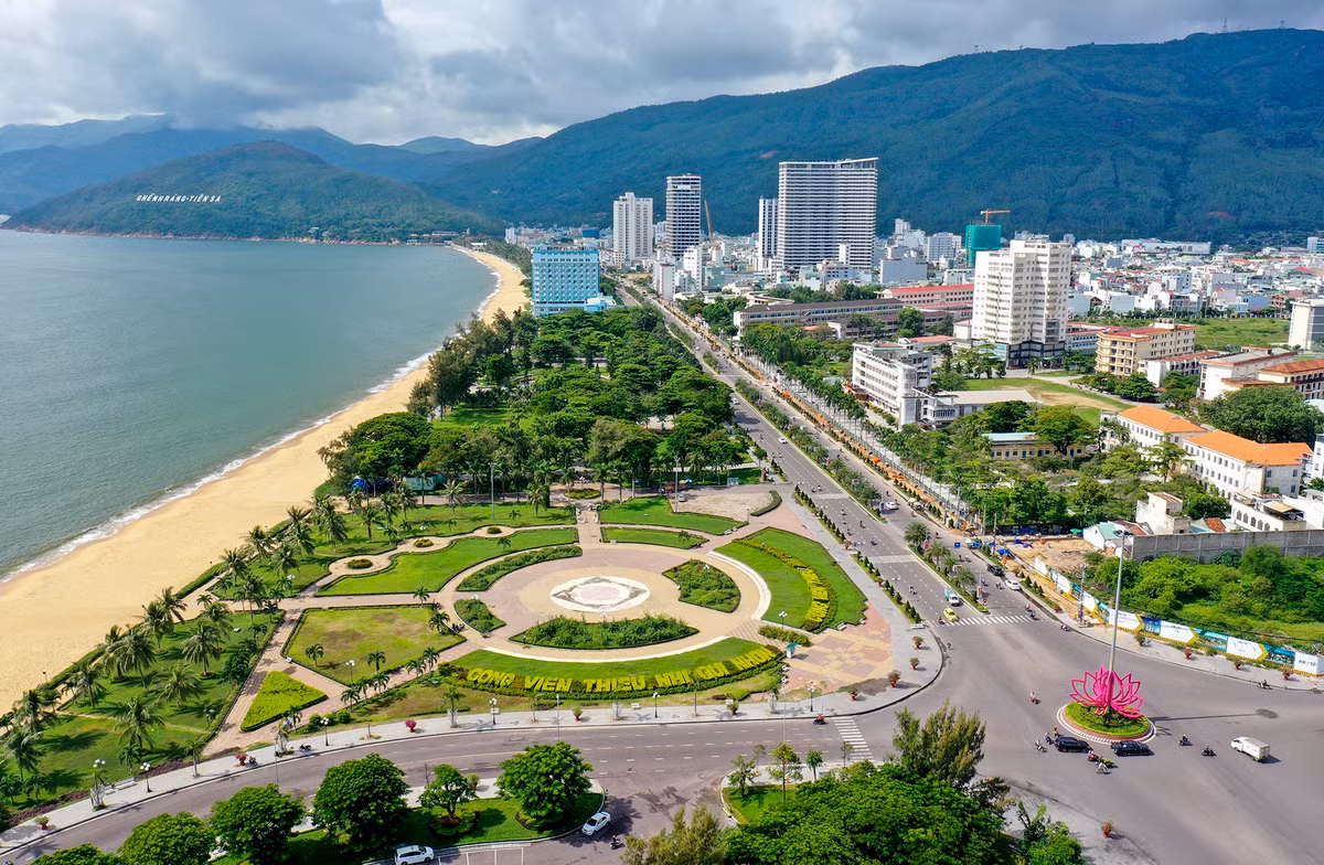 Tại phường Nguyễn Văn Cừ của TP Quy Nhơn có các địa điểm đáng chú ý như công viên thiếu nhi Quy Nhơn, trường đại học Quy Nhơn, tượng cố nhạc sĩ Trịnh Công Sơn bên cạnh tổng phổ ca khúc "Biển nhớ" nổi tiếng...