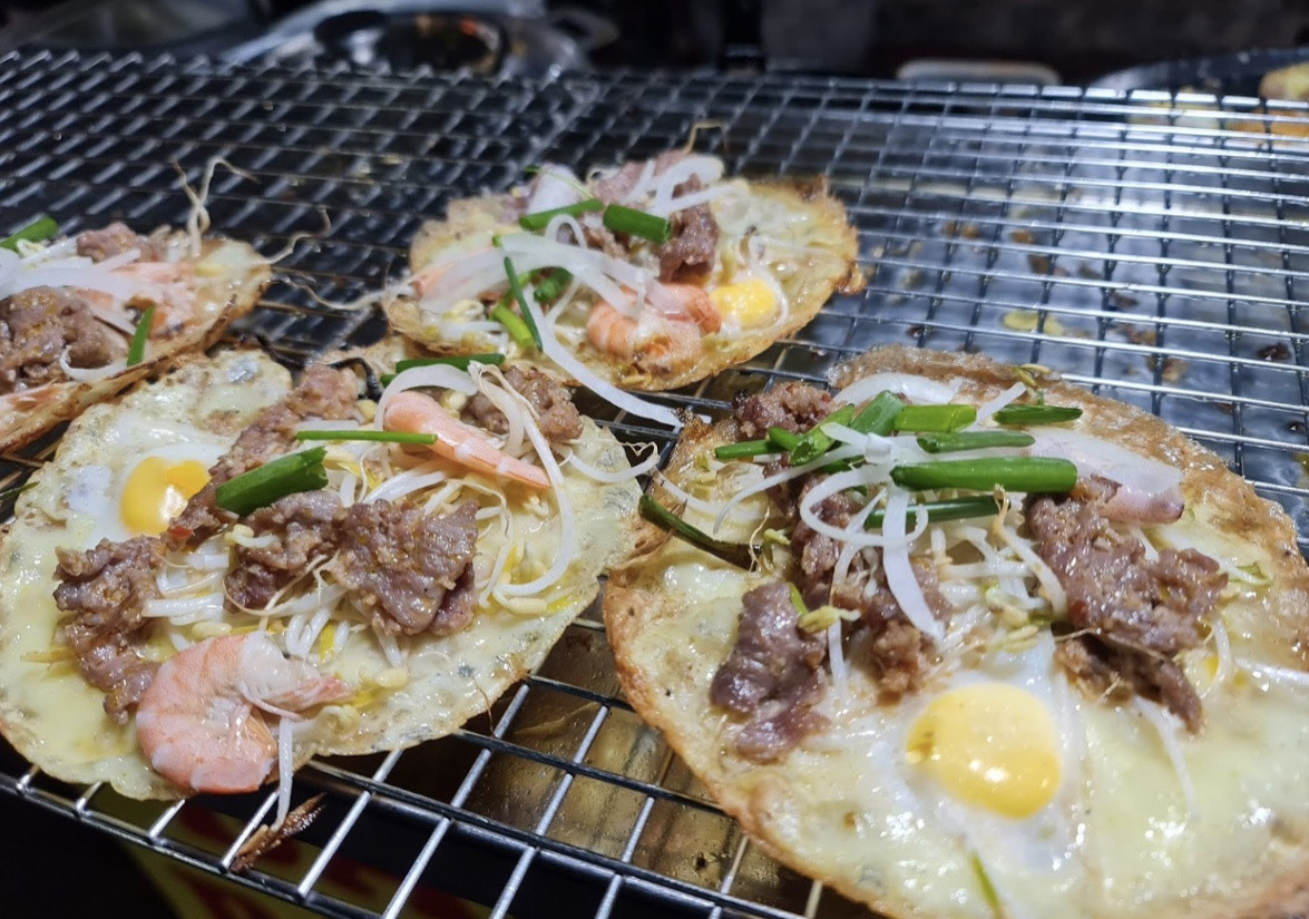 Phố ẩm thực Quy Nhơn trên đường Ngô Văn Sở nằm tại phường Trần Phú, TP Quy Nhơn. Đến đây, du khách có thể tìm thưởng thức những món ăn đặc sản của địa phương như bánh xèo, bánh khọt, nem nướng, chả cá...