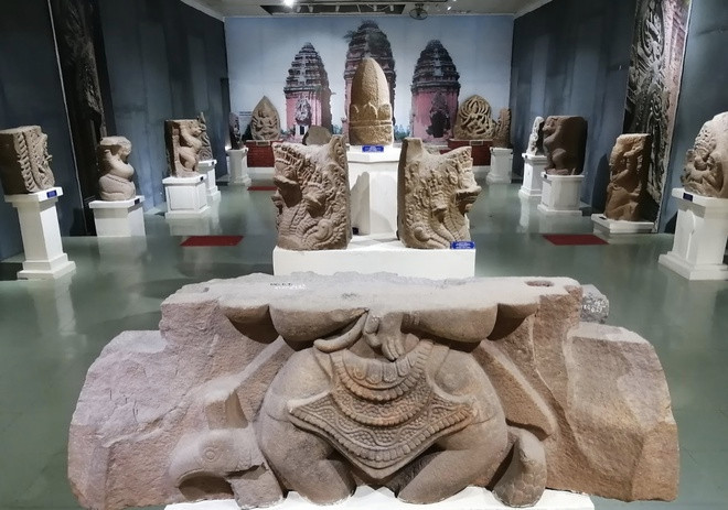 br/> Bảo tàng Bình Định nằm tại phường Lê Lợi, TP Quy Nhơn. Đến bảo tàng, du khách có thể tìm hiểu về đất và người Bình Định qua những tài liệu, hiện vật thuộc văn hóa Sa Huỳnh, văn hóa Champa, thời Tây Sơn, thời đại Hồ Chí Minh...