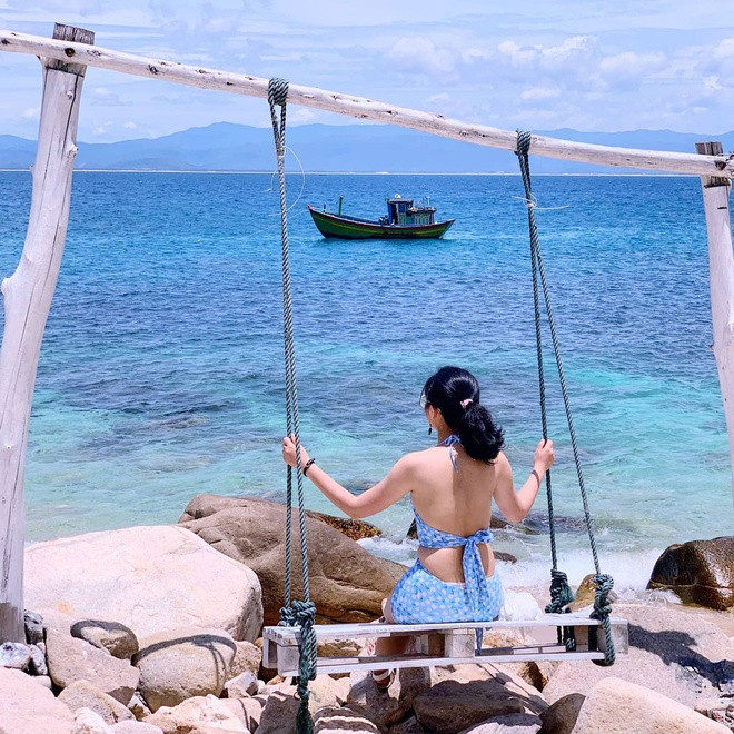 br/> Cù lao Xanh chính là xã đảo Nhơn Châu thuộc TP Quy Nhơn, cách trung tâm thành phố khoảng 24 km về phía đông nam. Đến đây, du khách có thể tận hưởng thiên nhiên biển đảo hoang sơ, yên bình.