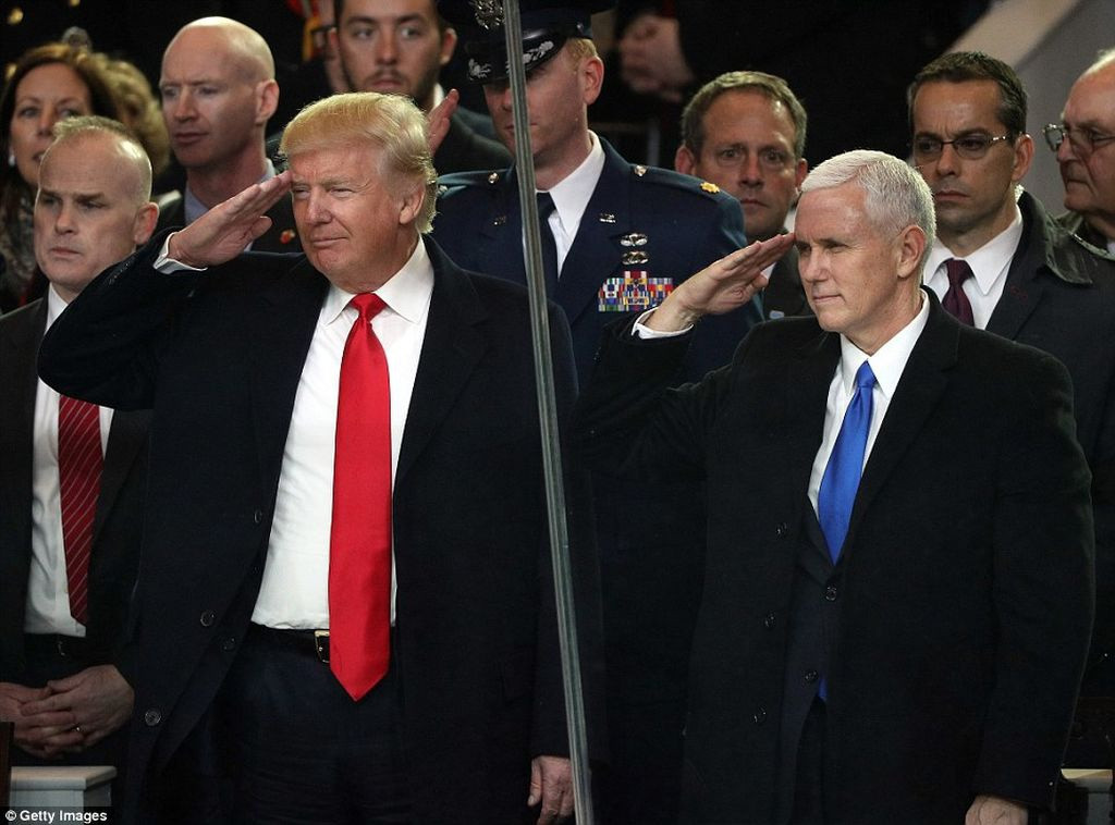 Cho tới giờ, lễ nhậm chức của ông Donald Trump vẫn được đánh giá là tốn kém nhất trong lịch sử nước Mỹ, với tổng số chi phí tới 90 triệu USD, theo Guiness World Records. Tất cả đều từ quỹ của các công ty tư nhân. Con số này vượt qua 55 triệu USD trong lễ nhậm chức đầu của cựu Tổng thống Obama vào năm 2009 và 43 triệu USD vào năm 2013. Hình ảnh của 4 năm về trước, ghi lại cảnh vợ chồng tổng thống Donald Trump và vợ chồng phó Tổng thống Mike Pence vẫy tay chào tạm biệt trực thăng của cựu Tổng thống Barack Obama khi nó khởi hành từ Điện Capitol sau lễ nhậm chức của ông Trump.