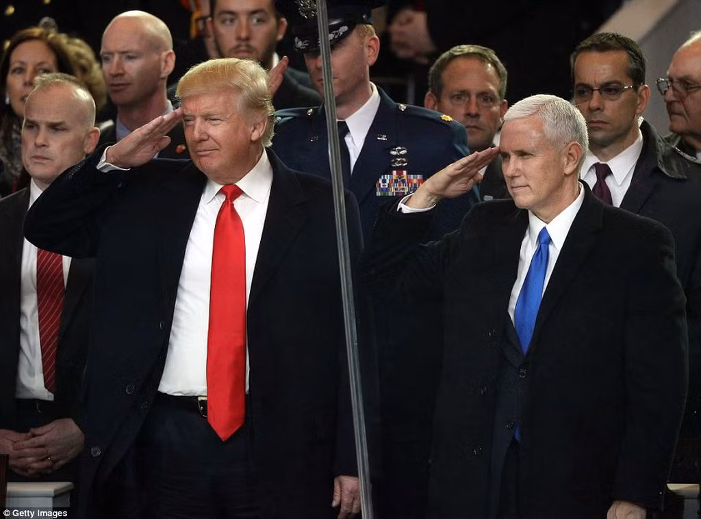 Cho tới giờ, lễ nhậm chức của ông Donald Trump vẫn được đánh giá là tốn kém nhất trong lịch sử nước Mỹ, với tổng số chi phí tới 90 triệu USD, theo Guiness World Records. Tất cả đều từ quỹ của các công ty tư nhân. Con số này vượt qua 55 triệu USD trong lễ nhậm chức đầu của cựu Tổng thống Obama vào năm 2009 và 43 triệu USD vào năm 2013. Hình ảnh của 4 năm về trước, ghi lại cảnh vợ chồng tổng thống Donald Trump và vợ chồng phó Tổng thống Mike Pence vẫy tay chào tạm biệt trực thăng của cựu Tổng thống Barack Obama khi nó khởi hành từ Điện Capitol sau lễ nhậm chức của ông Trump.