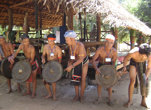 br/> Theo Bảo tàng tỉnh Bình Phước, Lập Wăng - Poh là lễ hội lập làng mới - một trong những lễ hội có quy mô lớn của cộng đồng cư dân Xtiêng. Đây cũng là lễ hội khá đặc biệt, bởi hai nghi lễ của lễ hội cách nhau khoảng thời gian khá dài (thường là 3 năm), bắt đầu từ lễ chọn đất lập làng và kết thúc bằng lễ ăn mừng làng (sóc) mới.