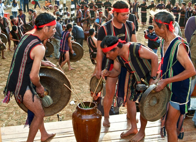 br/> Theo sách "Cách dùng họ và đặt tên của các dân tộc Việt Nam", gần như tất cả đàn ông của dân tộc Xtiêng (Stiêng) đều mang họ Điểu (Điểu Dố, Điểu Hơn, Điểu Ly…), còn đàn bà đều có họ Thị (Thị Then, Thị Nến, Thị Hương…). Đây là một trong những cách đặt tên được cho rằng kỳ lạ.