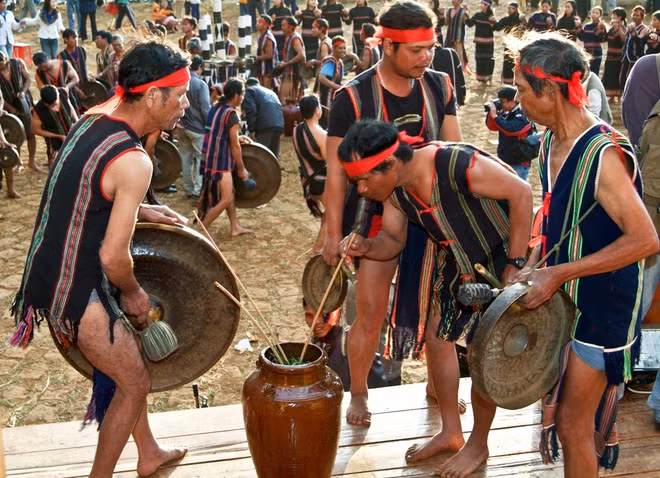 br/> Theo sách "Cách dùng họ và đặt tên của các dân tộc Việt Nam", gần như tất cả đàn ông của dân tộc Xtiêng (Stiêng) đều mang họ Điểu (Điểu Dố, Điểu Hơn, Điểu Ly…), còn đàn bà đều có họ Thị (Thị Then, Thị Nến, Thị Hương…). Đây là một trong những cách đặt tên được cho rằng kỳ lạ.