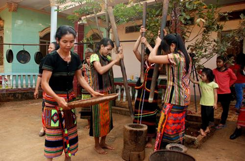 Trang phục của người Xtiêng khá đơn giản, đàn bà mặc váy, đàn ông đóng khố. Mùa đông, người ta choàng tấm vải để chống rét. Người Xtiêng để tóc dài búi sau gáy, tai sâu lỗ, hoa tai bằng gỗ, ngà voi và xăm mặt, xăm mình với những hoa văn giản đơn. Nam, nữ, già, trẻ đều thích đeo các loại vòng. Trẻ em còn nhỏ đeo lục lạc ở hai cổ chân.