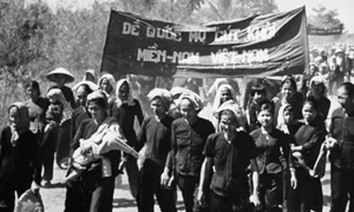  Đội quân tóc dài là tên gọi chung của các đội nữ binh ở miền Tây Nam Bộ trong kháng chiến chống Mỹ cứu nước. Đây là lực lượng từng có những đóng góp quan trọng trong phong trào đấu tranh giải phóng dân tộc. 