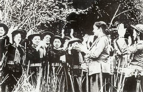  Nữ tướng Nguyễn Thị Định (1920-1992) là thủ lĩnh của đội quân tóc dài. Bà quê ở xã Lương Hòa, huyện Giồng Trôm, tỉnh Bến Tre. Bà là nữ tướng đầu tiên của Việt Nam trong thế kỷ XX.