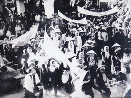 Đội quân tóc dài ra đời từ phong trào Đồng Khởi ở Bến Tre vào năm 1960. Phong trào bắt đầu bùng nổ ngày 17/1/1960 tại 3 xã: Định Thủy, Phước Hiệp, Bình Khánh của huyện Mỏ Cày, sau đó lan rộng ra 47 xã thuộc 6 huyện của tỉnh này. Dưới sự lãnh đạo của Tỉnh ủy Bến Tre, lực lượng này đã giành quyền kiểm soát 22 xã, phá ấp chiến lược, giành quyền làm chủ cho 22 xã khác.