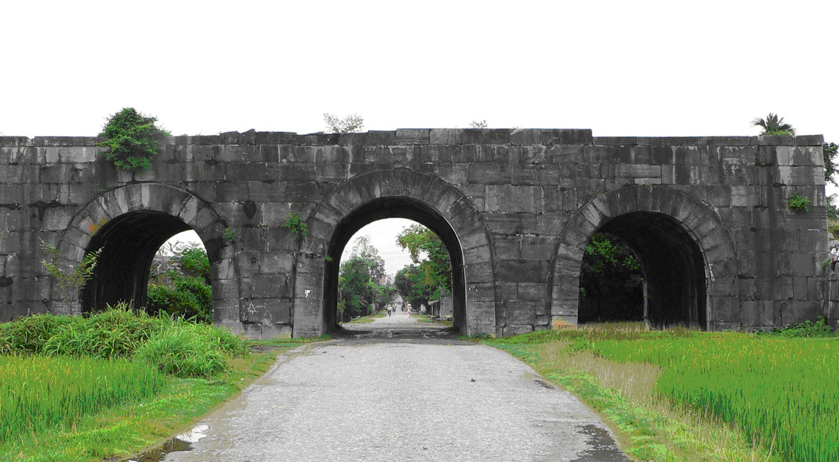 Dưới thời nhà Hồ (1400-1407), huyện Vĩnh Lộc, tỉnh Thanh Hóa được chọn làm kinh đô của nước ta. Hiện nay, thành nhà Hồ vẫn còn ở địa phương này, đã được UNESCO công nhận là Di sản văn hóa thế giới.