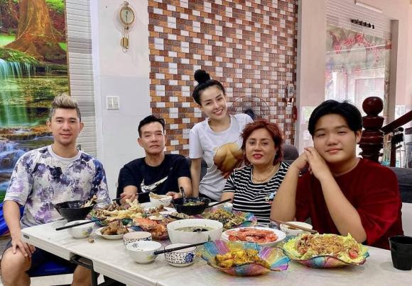 Hot girl Ngan 98 khoe co ngoi do so 8 tang, giau nhat thi xa-Hinh-4