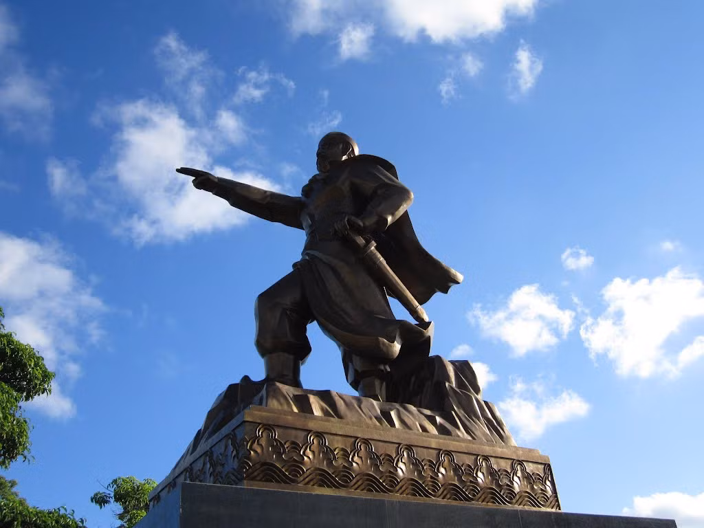 Khi biết tin Hoằng Tháo mang 200.000 quân sang xâm lược nước ta, Ngô Quyền họp các tướng lại và nói: "Hoằng Thao là đứa trẻ khờ dại, đem quân từ xa đến, quân lính còn mỏi mệt…, quân ta lấy sức còn khỏe địch với quân mỏi mệt, tất phá được". Quả nhiên sau đó, chỉ bằng một trận đánh trên sông Bạch Đằng, Ngô Quyền đã đánh tan quân Nam Hán.