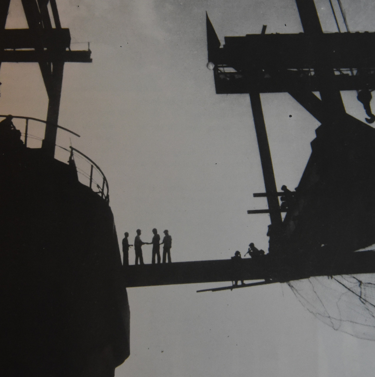 Sau hơn 3 năm thi công, các công nhân trên công trường đã hợp long dầm thép cuối cùng vào ngày 18/10/1983.