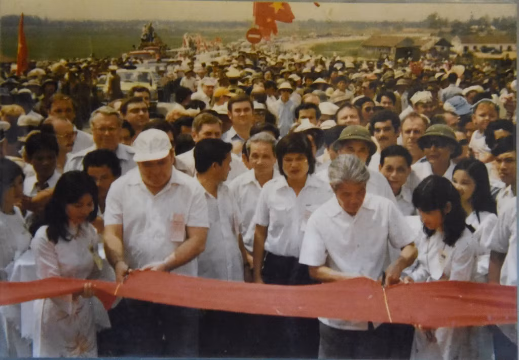 br/> Ngày 9/5/1985, người dân hai bờ sông Hồng thuộc huyện Đông Anh và Từ Liêm đón sự kiện trọng đại: Khánh thành và thông xe cầu Thăng Long. Trong ảnh là Phó chủ tịch Hội đồng bộ trưởng Đỗ Mười và Đại sứ Liên Xô tại lễ cắt băng khánh thành cây cầu.