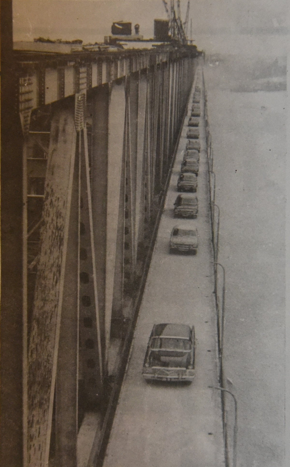 Ngày 25/1/1984, cầu Thăng Long được thông xe 2 bên đường cánh gà tại tầng 1. Thời điểm đó, đường cánh gà phục vụ cả ôtô con di chuyển từ nội thành đến sân bay Nội Bài. Về sau, làn đường này chỉ phục vụ các loại xe thô sơ.