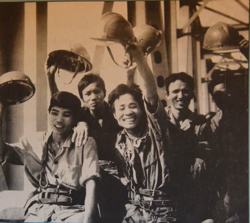 br/> Theo kỹ sư Nguyễn Văn Ất, cầu Thăng Long được thi công với số lượng chuyên gia Liên Xô rất ít và những chuyên gia này luôn khuyến khích người Việt tự chủ các phần việc trên công trường. Thời gian xây dựng cây cầu cũng là quá trình trưởng thành của một thế hệ kỹ sư Việt Nam lành nghề, những người sau này tiếp tục thi công nhiều công trình cầu đường lớn của đất nước.