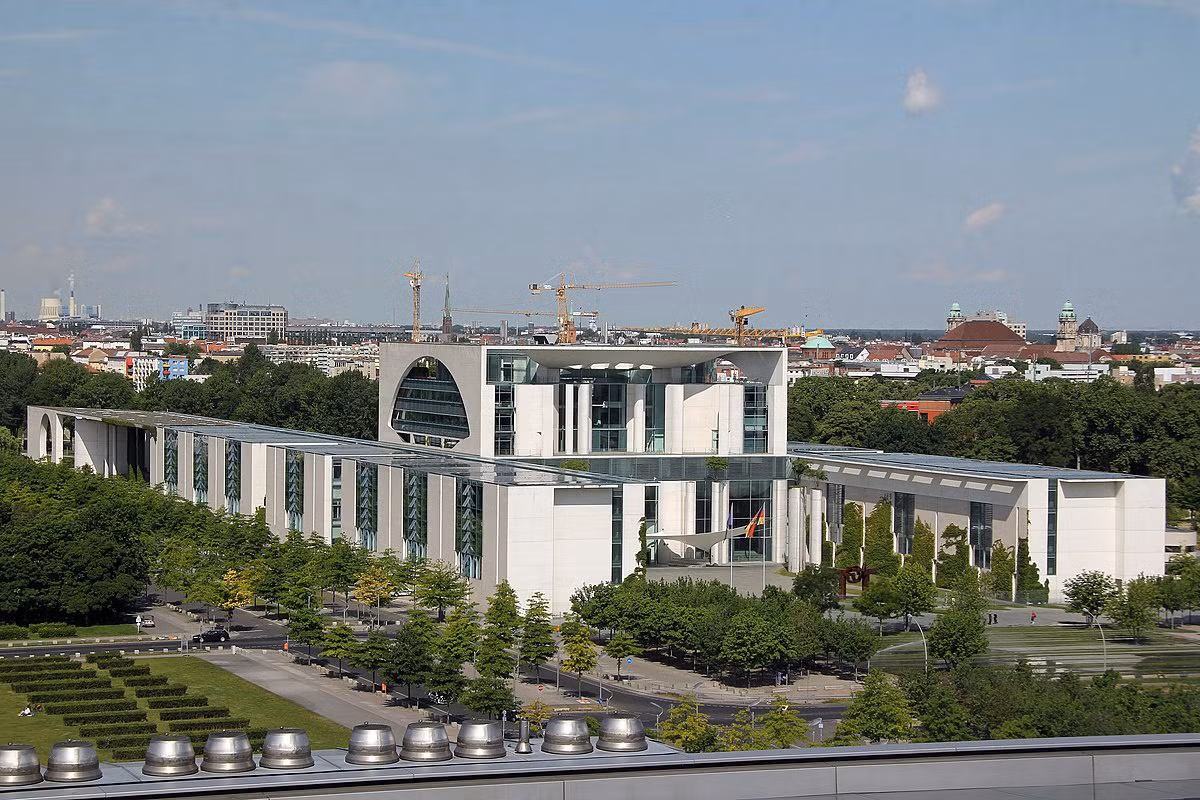 Phủ thủ tướng Đức mở cửa vào năm 2001 gần Reichstag ở Berlin. Đây là nơi đặt các văn phòng chính phủ. Tầng trên cùng là nơi ở chính thức của thủ tướng. Dinh thự này nằm trên bờ sông Spree, nơi giao nhau giữa Đông và Tây Berlin. Với kiến trúc mở, công trình được coi là biểu tượng của sự minh bạch.